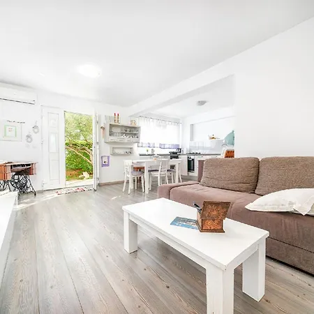 Charming Garden Kate